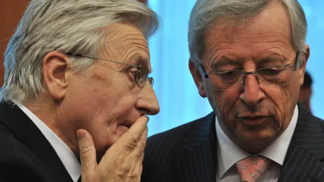 Trichet, presidente del BCE (izquierda) y Juncker, del Eurogrupo, el martes en Bruselas.