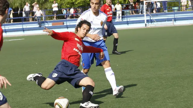 Marcos Sánchez (Montecarlo) despeja la pelota.