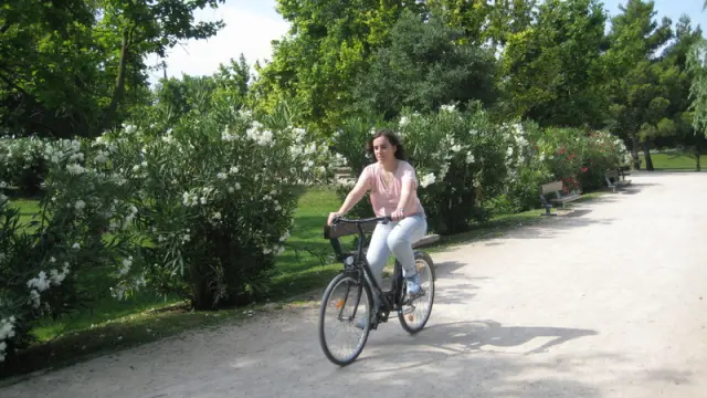 Elisa, una de las alumnas aprendiendo a montar en bici en el parque de Torre Ramona