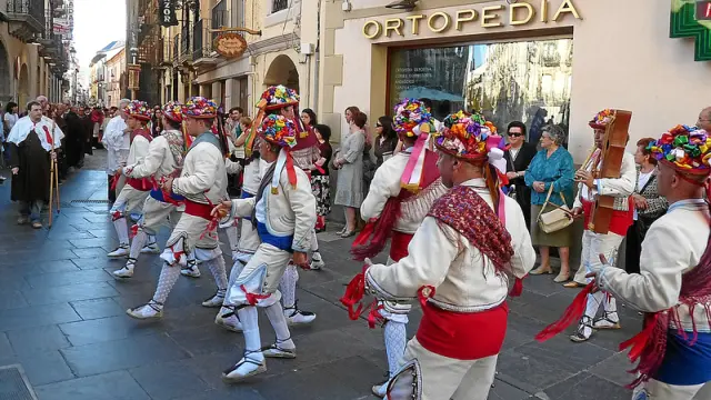Os Baylados de Santa Orosia interpretando un dance cerca ya de la catedral de Jaca