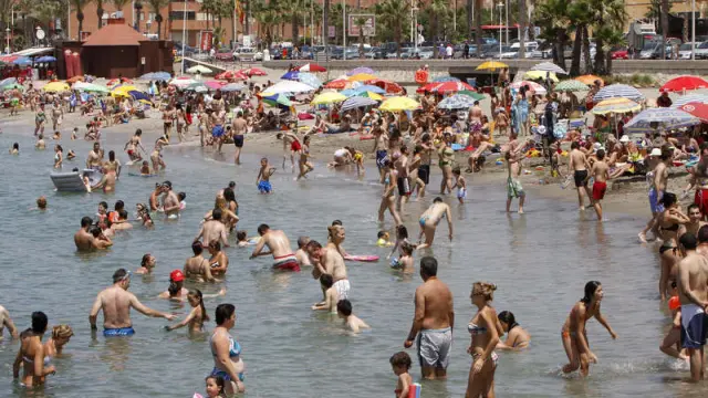Gran afluencia de bañistas en las playas de Almería
