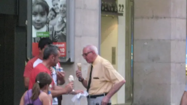Varias personas disfrutan de un helado en el paseo de Independencia.