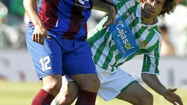 Tariq controla la pelota durante un partido con el Huesca.