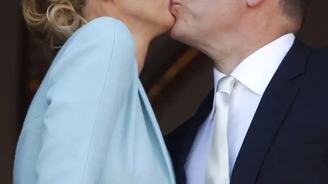 La princesa Charlene Wittstock y el Príncipe Alberto de Mónaco se besan el balcón del Palacio Real de Mónaco.