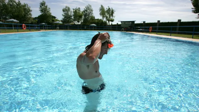 Las piscinas, refugio contra el calor en verano