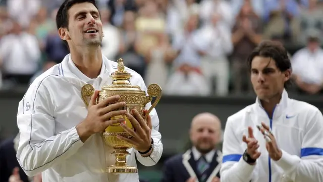 Djokovic levanta la copa que le acredita como campeón