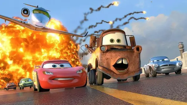 Rayo McQueen, la grúa Mate y Finn McMissile, en un fotograma de 'Cars 2'.