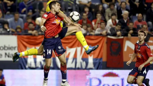 Josetxo batalla un balón con Ibrahimovic, ante la atenta mirada de Nacho Monreal.