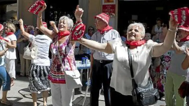 Bailes y risas en el chupinazo de la calle de Santiago