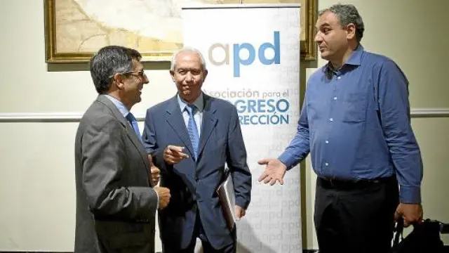 De izquierda a derecha, Francisco Román (presidente de Vodafone España), Francisco Bono (presidente de APD Aragón) y Carlos Barrabés (presidente de Barrabés Internet).