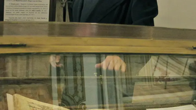 El deán José María Díaz observa una edición facsímil del Códice Calixtino