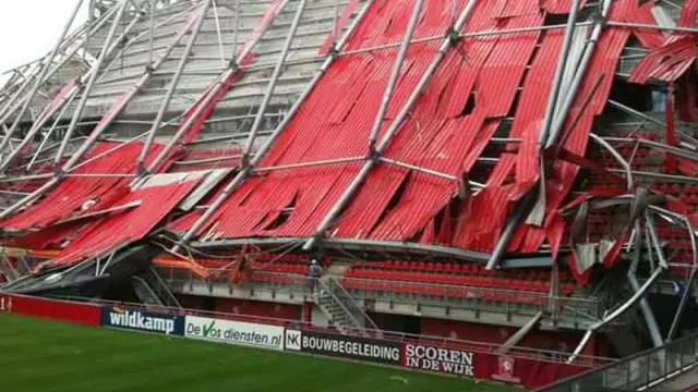 El techo derruido en el estadio