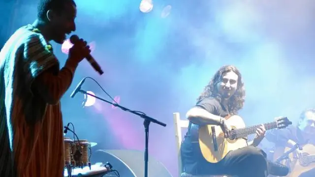 Alejandro Monserrat, a la guitarra, observa al rapero marroquí Bahry, vocalista de Al Baïda.