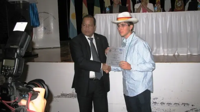 Adrián Franco recibiendo el segundo premio de la Olimpiada Iberoamericana de Física en 2010