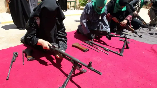 Mujeres libias han participado en un entrenamiento militar del ejército leal a Gadafi este domingo