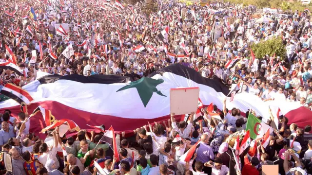 Imagen de archivo de cientos de sirios manifestandose pen favor del presidente Bachar al Asad