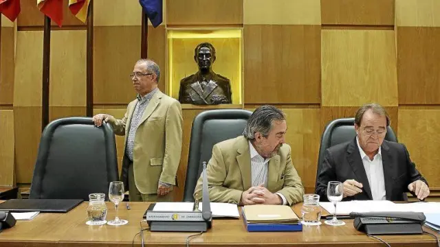 Fernando Gimeno, a la izquierda, junto al alcalde, Juan Alberto Belloch, y el concejal de Urbanismo, Carlos Pérez Anadón.