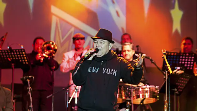 El cantante de salsa panameño Rubén Blades durante su concierto en Pirineos Sur