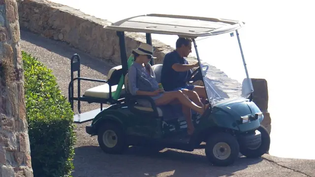Carla Bruni y Nicolas Sarkozy disfrutan de un periodo vacacional en las playas del sudeste de Francia.