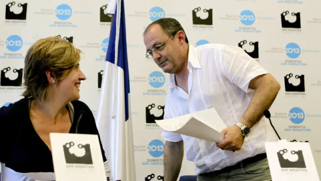 El alcalde de San Sebastián, Juan Carlos Izaguirre, y la directora de la oficina de Donostia 2016, Eva Salaberria