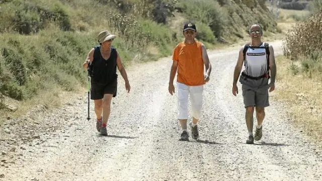 Obdulia Gracia, Alfonso Salillas y Miguel Ángel Puyuelo llegando a El Tormillo.