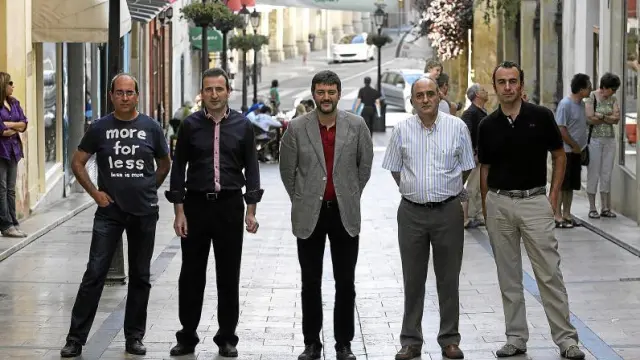 Miguel Campo (vecino), Fernando Callizo (transportista), Gerardo Oliván (edil de Movilidad), Adolfo Sesé (hostelero) y Daniel Ramírez (comerciante), en Villahermosa.