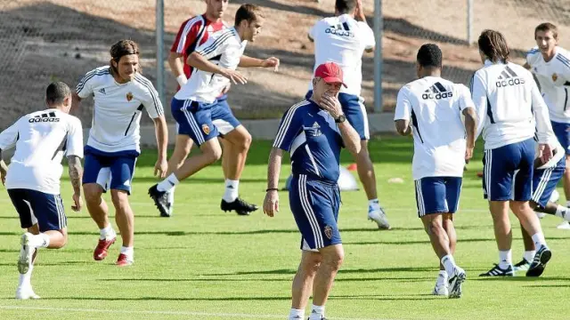 Aguirre supervisa unos ejercicios durante un entrenamiento.