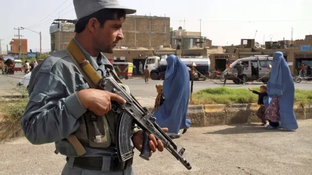 n policía afgano en una vía de la ciudad de Herat, una de las 7 provincias donde Estados Unidos es responsable del traspaso de la seguridad a las fuerzas afganas