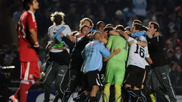 Los uruguayos celebran la victoria ante la local Argentina
