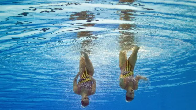 Andrea Fuentes y Ona Carbonell durante el ejercicio en la piscina