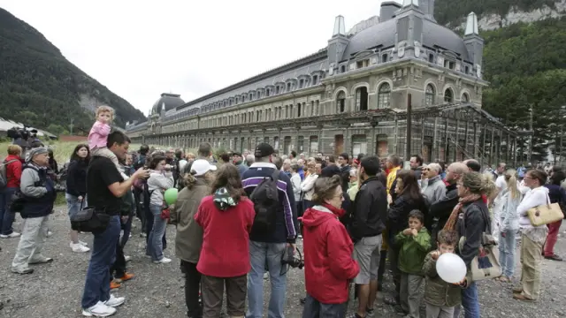 Momento de la última manifestación en la estación de Canfranc