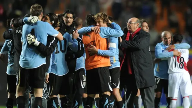 Los jugadores de la selección de Uruguay celebran a victoria
