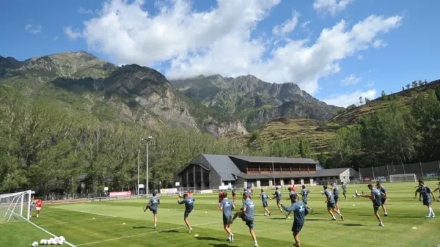 Los jugadores del Huesca durante un entrenamiento de pretemporada.