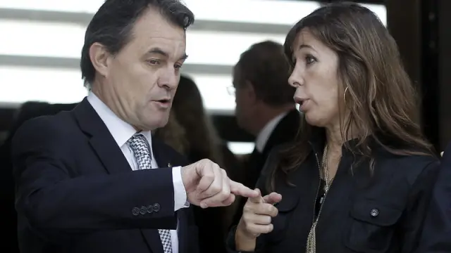 El presidente de la Generalitat, Artur Mas, conversa con la líder del PPC, Alicia Sánchez-Camacho