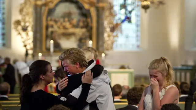 Familiares de las víctimas en la misa funeral de Oslo
