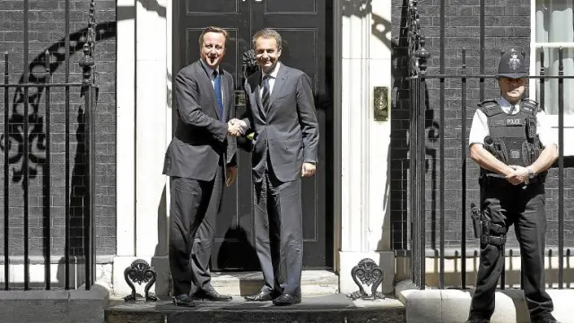 El 'premier' británico, David Cameron, recibe en el 10 de Downing St. a José Luis Rodríguez Zapatero.
