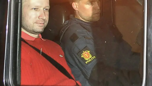 Anders Behring Breivik, con jersey rojo, a su llegada a los juzgados de Oslo
