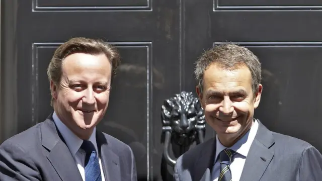 David Cameron recibe a Zapatero en su llegada a Downing Street
