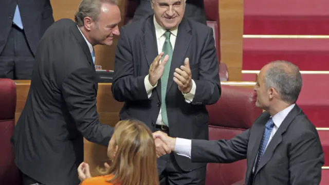 Fabra saluda a Camps en el Parlamento valenciano