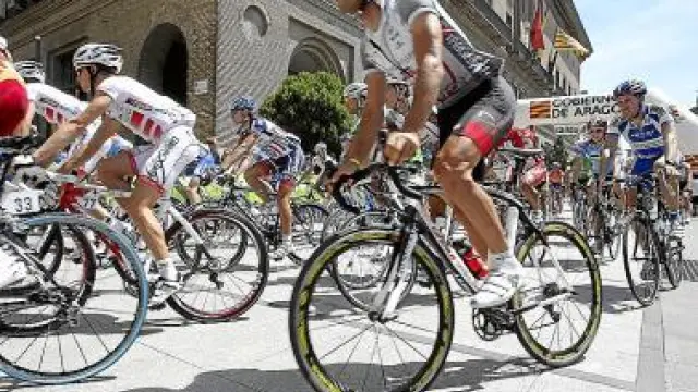 La extinta Vuelta a los Pirineos, en una salida desde Zaragoza.
