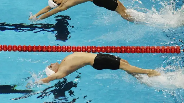 Varios nadadores, durante la prueba de 100 metros espalda.