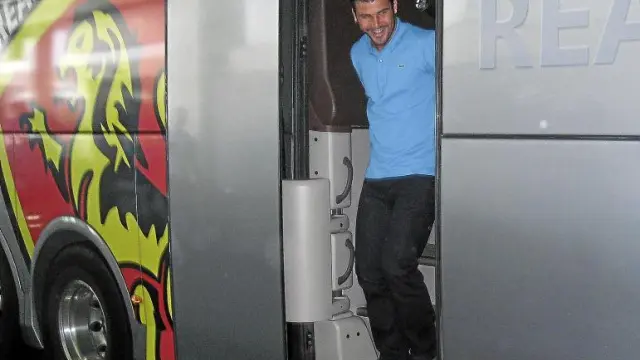Braulio sale del autobús del Real Zaragoza, a su llegada a las instalaciones del West Ham United inglés.