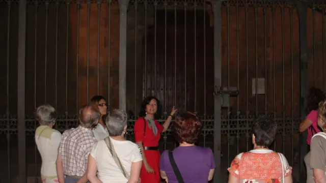 Un grupo de turistas, ante la iglesia de San Pedro el Viejo de Huesca