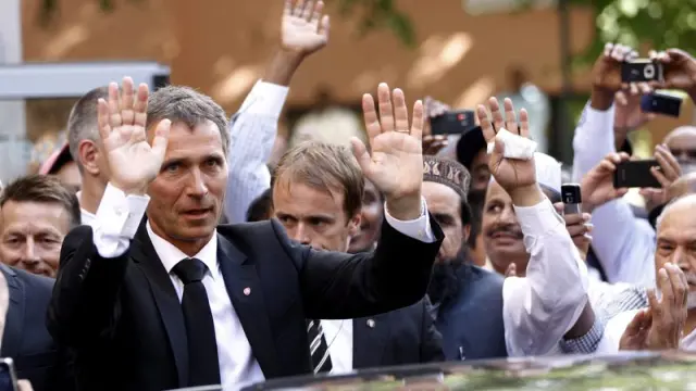 El primer ministro Stoltenberg saluda tras el funeral por las víctimas de los atentados