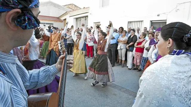 El grupo Joteros de Lécera rondó ayer por las calles del pueblo.