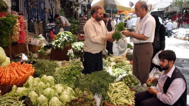 Un hombre sirio compra en un mercado de Damasco productos para el ramadán