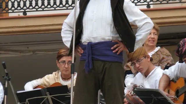 Un jotero canta con la rondalla en el festival del año pasado.