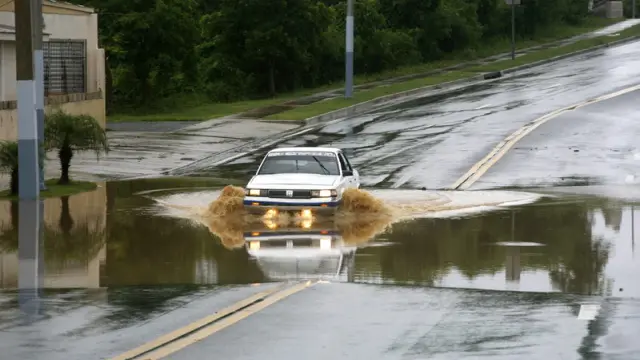 Una carretera inundada tras el paso de 'Emily' en Puerto Rico