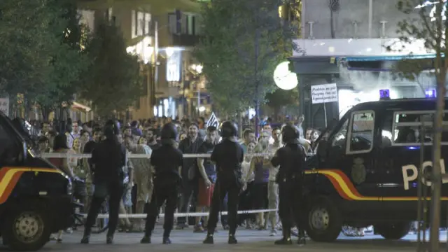 Un grupo de 'indignados' en los accesos a la Puerta del Sol