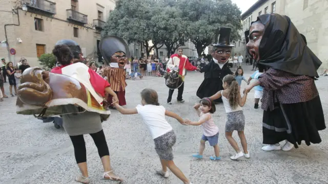 Los niños aprovecharon el ensayo de gigantes y cabezudos en la plaza de la Catedral para divertirse.